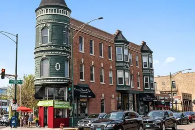 Image de Classic Lincoln Park 2 bedroom condo- parking included