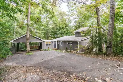 Image de Designer Getaway - Hot Tub\/ 4 Minutes to Dahlonega\/2-Bedrooms\/Dog Friendly!