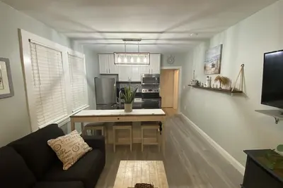 Image de Meticulously clean and very cozy just blocks to the beach!