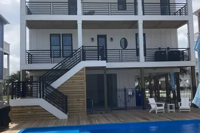 Image de Smoke Free 2nd Row Beach Access Across The St 5 Bedrooms 5. 5 Baths Elevator\nPool