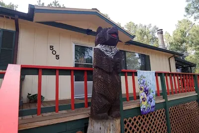 Image de Cozy Cabin, Family and Pet Friendly, surrounded by beautiful Ponderosa Pines.