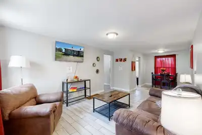 Image de Cozy King Bed Hideaway Near Top Concerts & Sports
