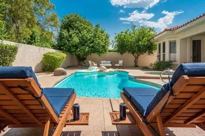 That Yellow Door-4 bedroom\/2. 5 bath w\/ Pool & Spa