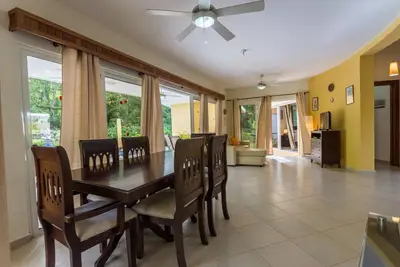 Image de Belle villa de 2 chambres avec piscine privée, Guest-friendly, avec navette gratuite