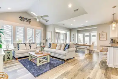 Image de Surf City House ~ 400 Ft Walk to Beach w/ Decks!