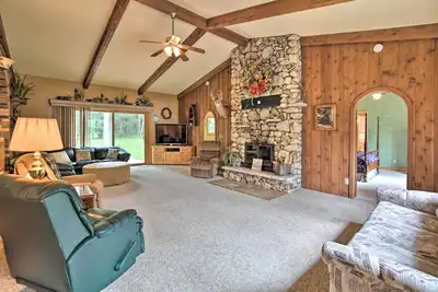 Image de Spacious Lakefront Home w\/ Patio & Boat Dock!