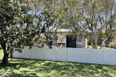 Image de Fully renovated traditional beach cottage opposite ocean