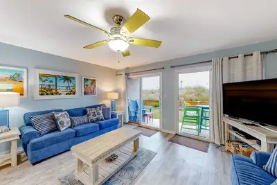Image de 1st-floor Gulf-front condo with beach access, outdoor pool, washer/dryer & patio