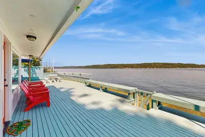 Image de Waterfront Home on Puget Sound w/ Stunning Mount Rainier View, Deck, & Bunkhouse