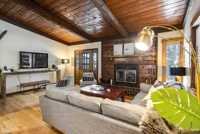 Image de Mountain Retreat Townhome on Bus Route with a Private Deck & Covered Parking