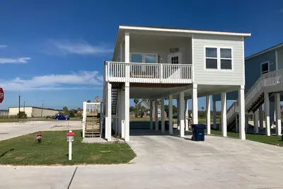 Image de Sunny home minutes from beach with pool - golfing nearby