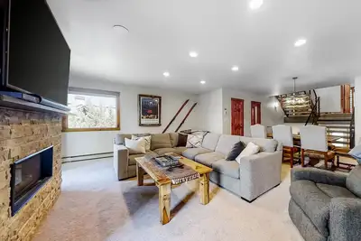 Image de Upscale Ski Condo w/ WiFi, Guest Fireplaces, 2 Shared Hot Tubs, & Partial Ac