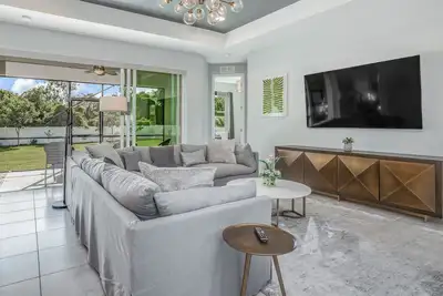 Image de Contemporary Getaway with an Enclosed Yard, Fast WiFi, & Furnished Lanai