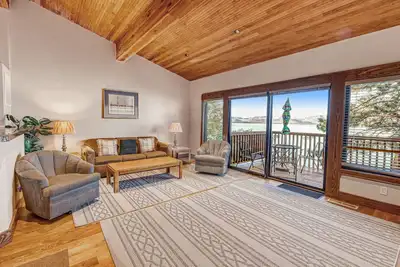 Image de Lakefront getaway with beach access, playground, & balcony, sleeps 6