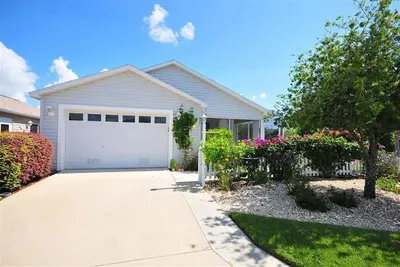 Image de Experience the fun and excitement of The Villages in this beautiful Patio Villa.