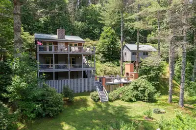 Image de Knotty Pine - pet friendly on New River, outdoor fireplace