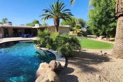 Image de Kierland oasis, pool heater, spa, putting green