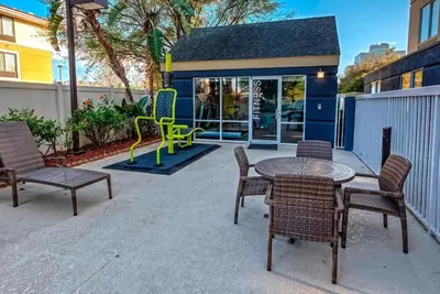 Image de Great Location! Minutes to Universal Studios & City Walk! Pool, Free Parking!