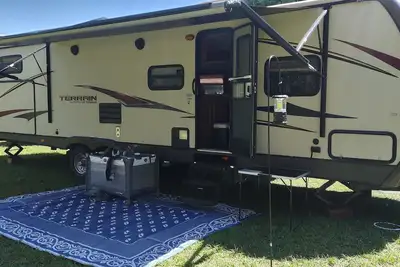 Image de Beautiful travel trailer with private fenced in yard, deck, and fire pit.