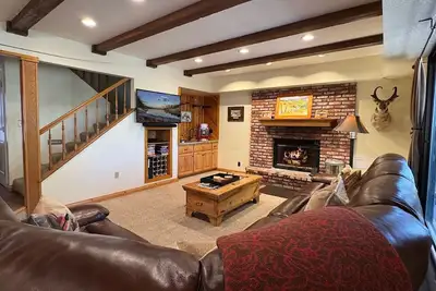 Image de Whiskey Pines Chalet - Game Room, Walk to Village & Lake