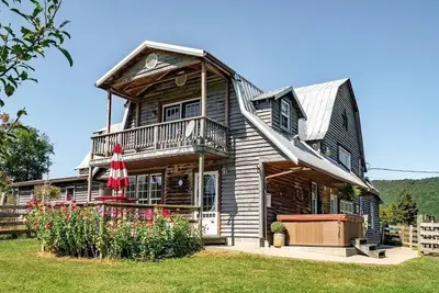 Image de Solar Powered Barn on Farm w\/ Hot Tub & Pond