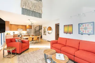 Image de Light-filled hidden gem w/ garage, hot tub access