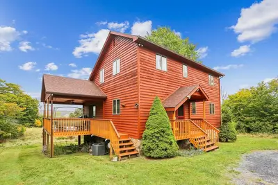 Image de Lovely private home on a wonderful lot. This will be your Huckleberry!