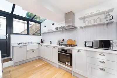Image de 23 Trenwith Place – Sleeps 8 – Sea Views - Parking
