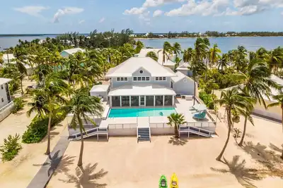 Skai Blue: Pool, Free Kayaks, and Dock on Bio Bay.