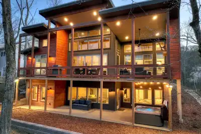 Image de Modern River Retreat - Hot Tub Soaks with River Views, Cozy Fireside Chats & Drinks from the Wet Bar