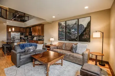 Image de Water Tower Place Townhome: Hot Tub & Great Views