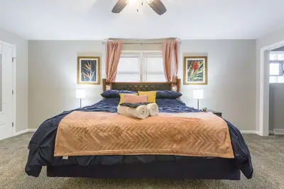 Image de Spacious Home/King Bed/Fast Wi-Fi/Free Parking/Fenced Yard/Only 2 Steps to Enter