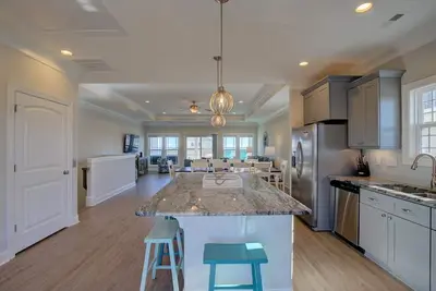Image de Shell Yeah! Amazing Updates, Ocean/Bay Views, Hot Tub, Elevator, Community Pool