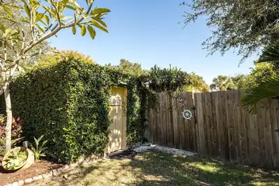 Image de Fairy-Tale Getaway Private Entry Near Siesta Key