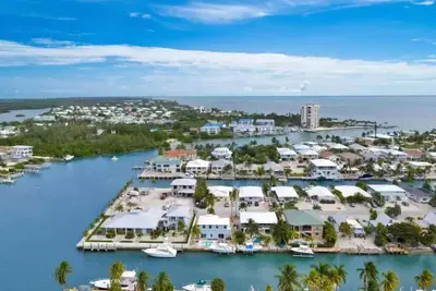 Image de Seabreeze Marathon Oceanside 4/3 Pool Boat Dock