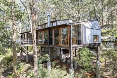 Image de Snuggled in the Treetops with bay views