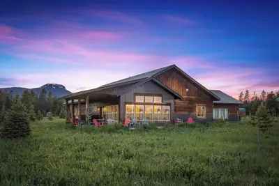 Image de Wifi ~ Close to Yellowstone ~ Bunk room ~ Views ~ Bbq ~ Deck ~ Sleeps 15