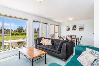 Image de Centrally located with river views