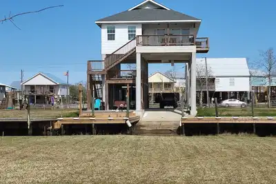 Image de Beautiful new waterfront property with boat launch and great mid-level deck!