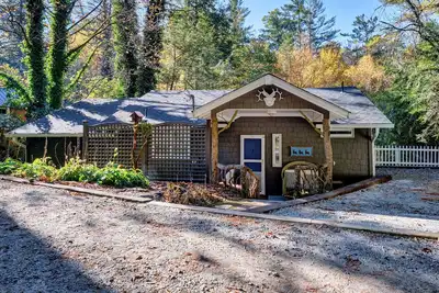 Image de Waterfall Bungalow - Walk to town Cottage w/ Deck overlooking Mill Creek
