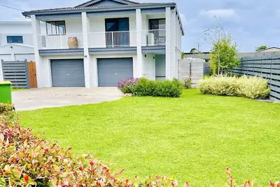 Image de 6 Lake st, 4 bedroom, 3 bathroom, 4 toilets, kitchen upstairs and downstairs