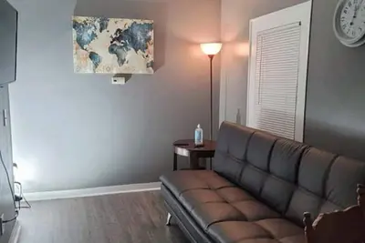Image de Cozy Apt downtown Lansing next to Lugnuts Stadium