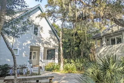 Image de Large deck on main level and screened in porch, private crofter; access to both clubs!