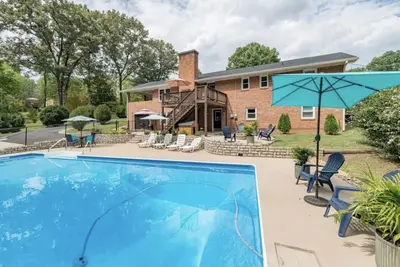 Image de Cute home 5 min to Lu w/ a pool & pet friendly!