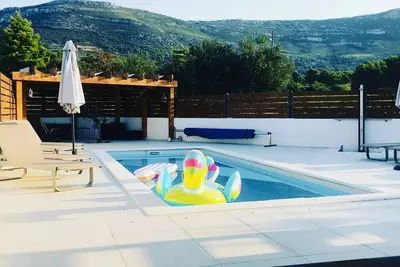 Image de Remarkable 4-Bed House in Kaštel Novi