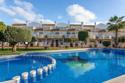 Image de Maison de ville au bord de la piscine à Cabo Roig avec piscine partagée, climatisation et Wi-Fi