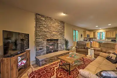 Image de 2 Mi to Beech Mtn Resort: Cabin w/ Deck & Grill!