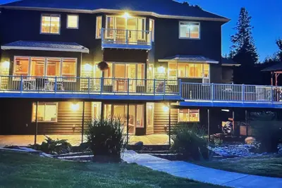 Image de A Piece Of Paradise: A House With A 20 Yard Salt H2o Pool, Hot Tub On The River!