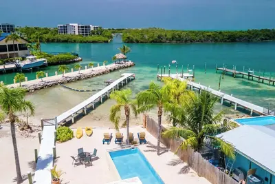 Image de 5 Seas Retreat 4 bed 2 bath dock, pool, Sandy Beac