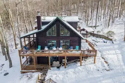 Image de Stylish Cabin Escape w/ Hot Tub & Game Room